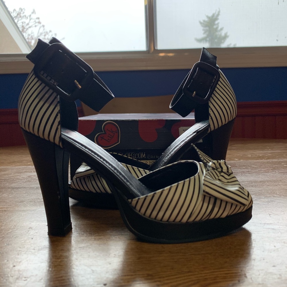 T.U.K. Blk/Wht Stripe Knot Heel - Picture 3 of 8
